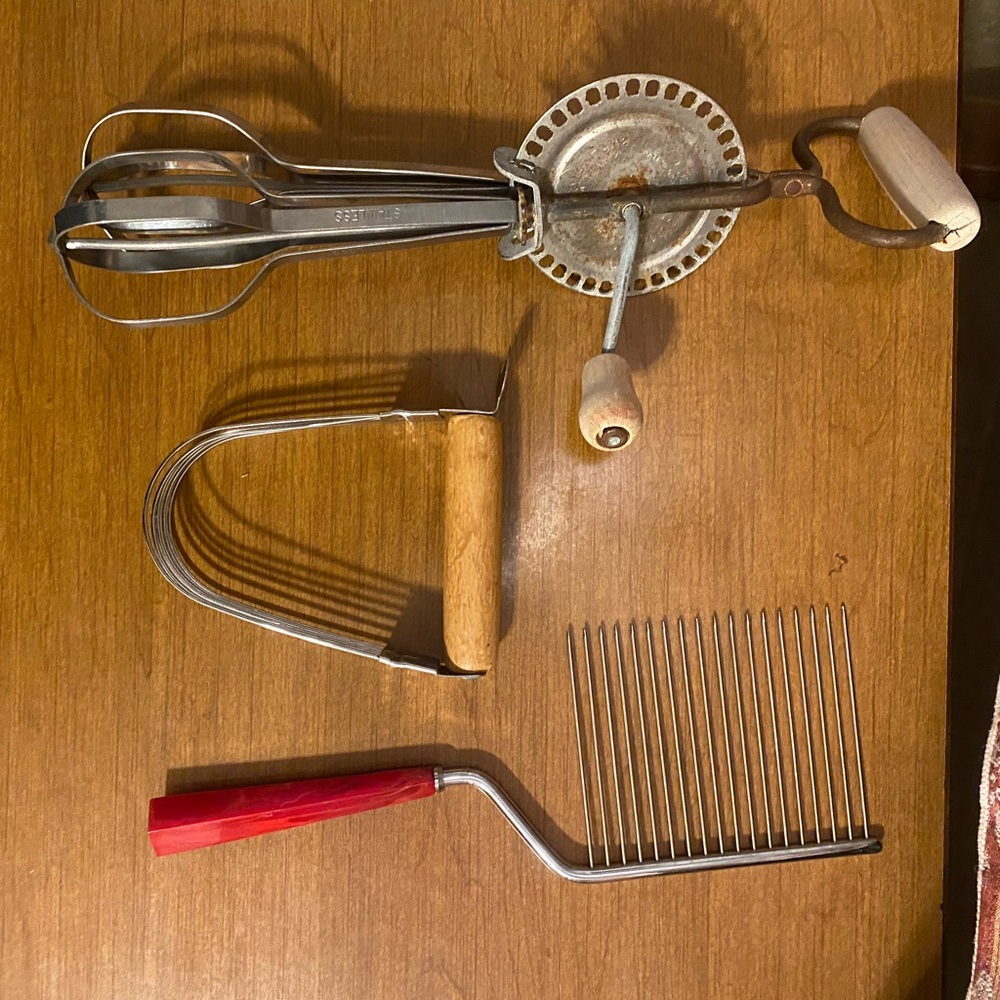 VTG Kitchen Utensil Trio Hand Mixer Edlund Co Pastry Cutter & Cake Slicer Red